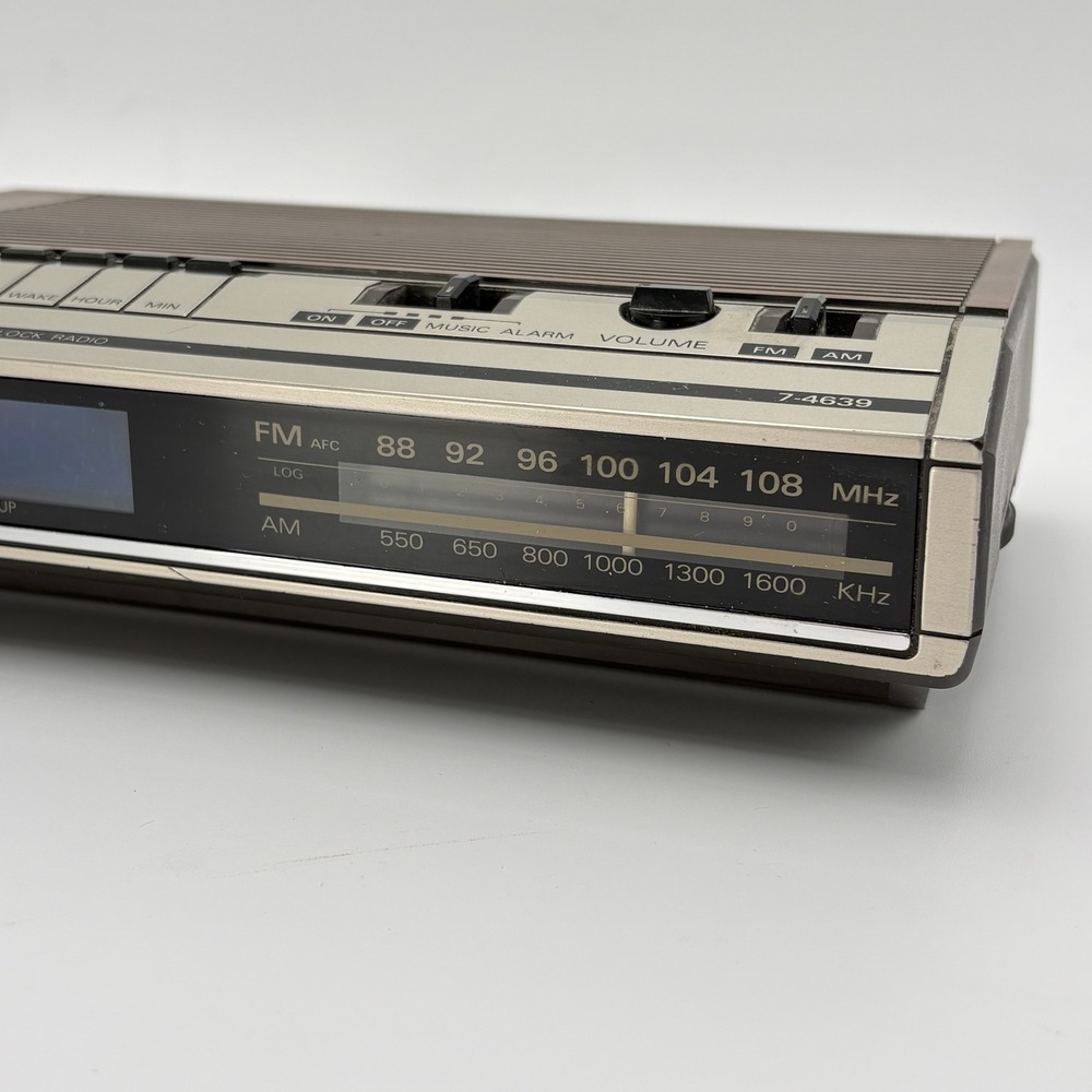 General Electric Vintage Clock Radio Woodgrain Digital AM/FM Model 7-4639A MCM - Picture 2 of 7